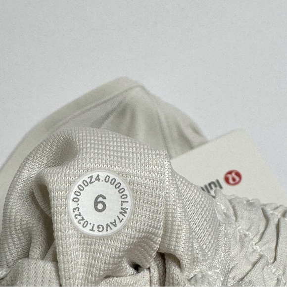 NWT Lululemon Hotty Hot Low Rise Short 4” Lined Size 6 Bone White - Picture 3 of 4